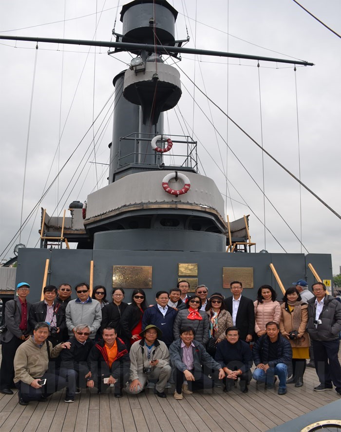 Đoàn cán bộ lãnh đạo báo chí TPHCM chụp ảnh lưu niệm trên Chiến hạm Rạng Đông lịch sử-biểu tượng của cuộc Cách mạng Tháng Mười Nga vào tháng 6/2017