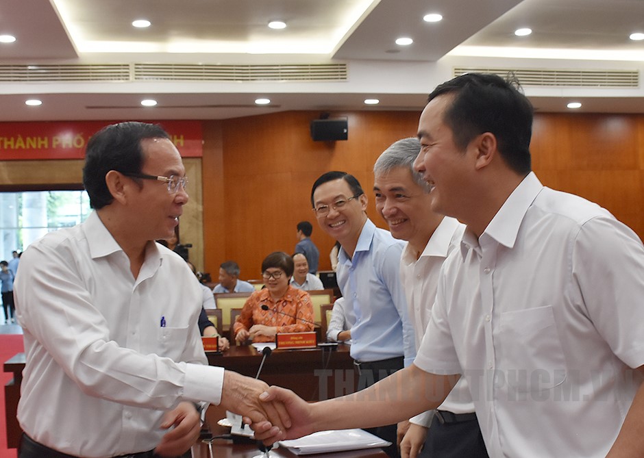 Đồng chí Nguyễn Văn Nên gặp gỡ các đại biểu tham dự Hội nghị