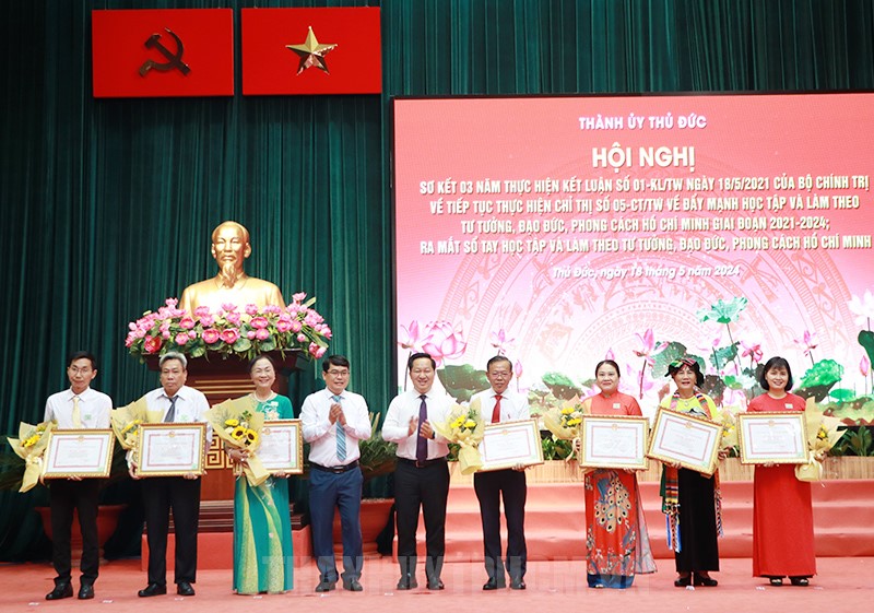 Cô Nguyễn Thị Dự, Phó Hiệu trưởng Trường Tiểu học Đinh Tiên Hoàng (thứ 3 từ phải sang) nhận Bằng khen của UBND TPHCM vì đã có thành tích xuất sắc học tập và làm theo Bác giai đoạn 2021-2024.