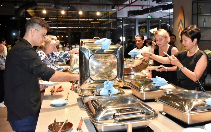 Khách du lịch thưởng thức buffet khi lưu trú tại một khách sạn trên địa bàn phường Vũng Tàu