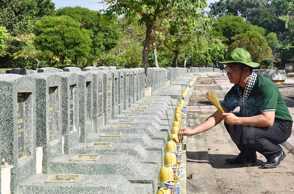 Phần mộ các Anh hùng liệt sĩ yên nghỉ tại Nghĩa trang Liệt sĩ Tân Biên, tỉnh Tây Ninh