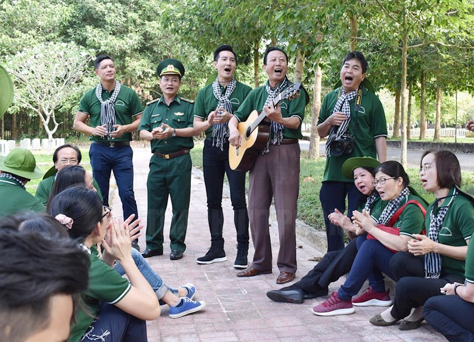 Văn nghệ sĩ TPHCM hát vang những lời ca dâng lên anh linh các Anh hùng Liệt sĩ tại Nghĩa trang Liệt sĩ Tân Biên, tỉnh Tây Ninh