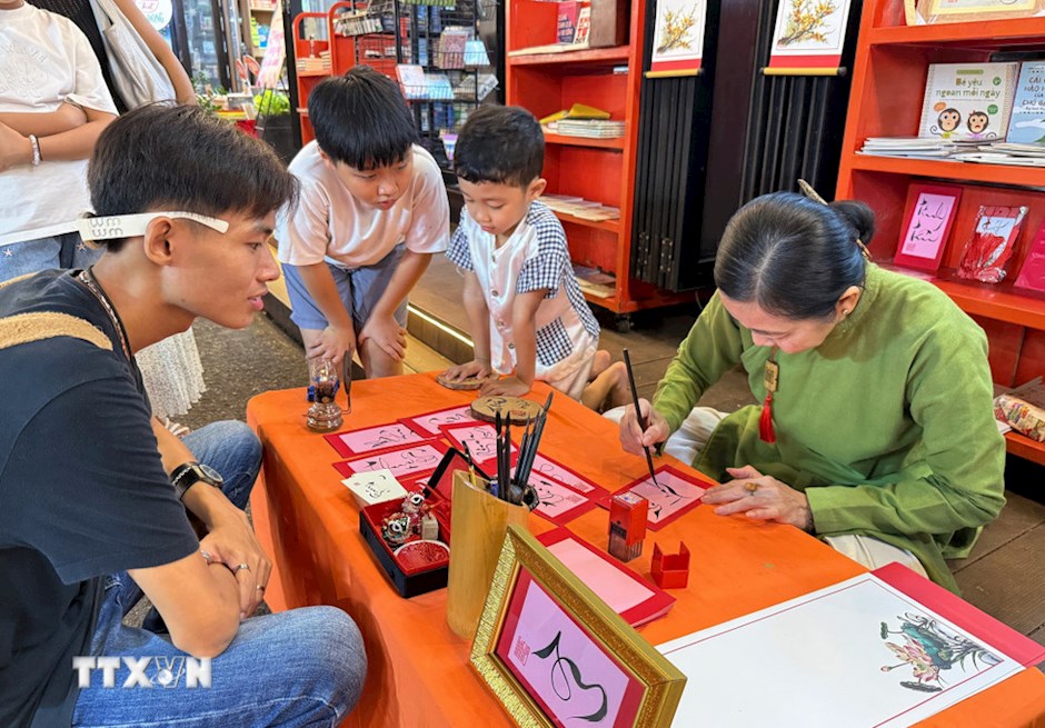 Ng&agrave;y hội c&ograve;n c&oacute; khu vực viết thư ph&aacute;p d&agrave;nh tặng người d&acirc;n đầu Năm Mới. (Ảnh: TTXVN)