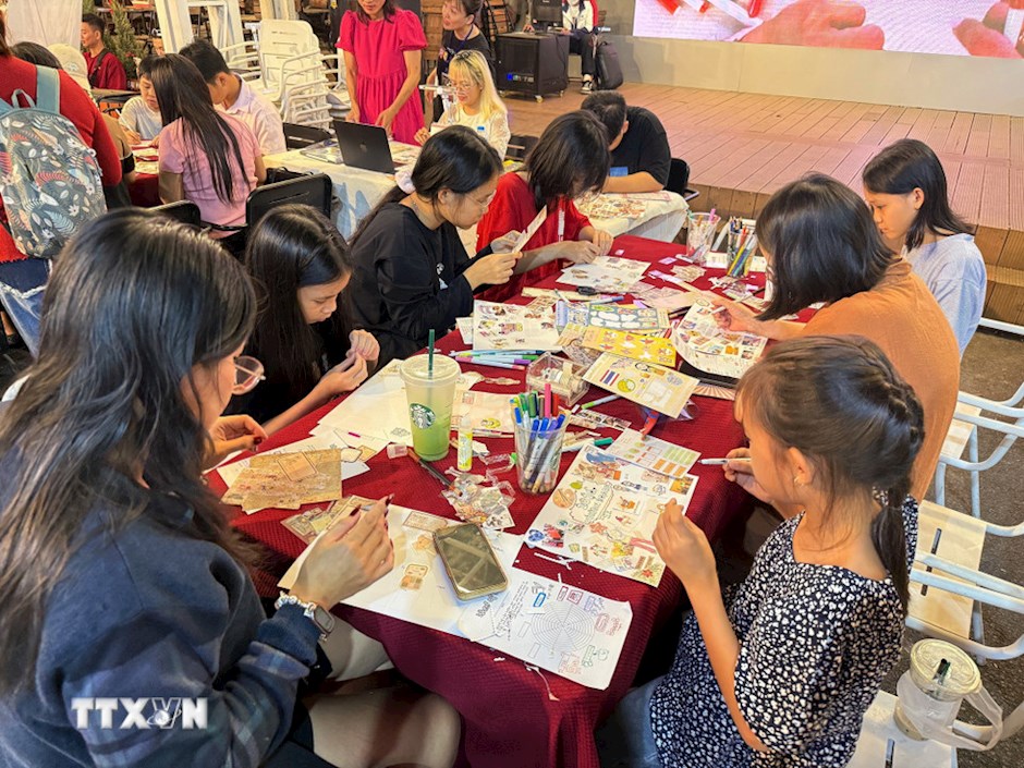 Đ&ocirc;ng đảo c&aacute;c bạn trẻ tham gia khu vực Design Your Vision Board (thiết kế bảng kế hoạch, tầm nh&igrave;n cho c&aacute; nh&acirc;n). (Ảnh: TTXVN)