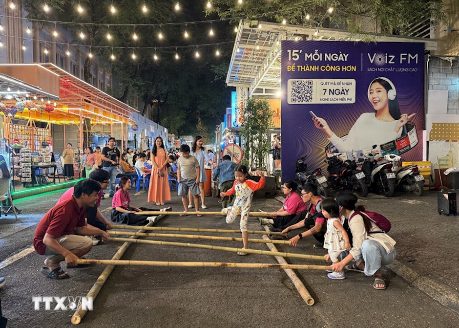 Tr&ograve; chơi nhảy sạp thu h&uacute;t c&aacute;c em nhỏ tham gia. (Ảnh: TTXVN)