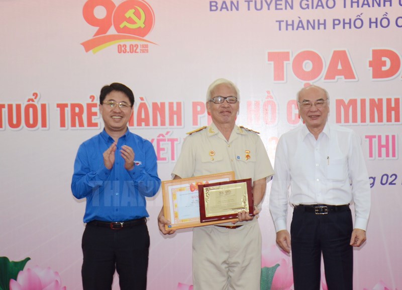 Trưởng ban Tuyên giáo Thành ủy TP Phan Nguyễn Như Khuê và Bí thư Thành đoàn Phạm Hồng Sơn trao giải Nhất cho tác giả Phạm Văn Thiệu (quậnThủ Đức).