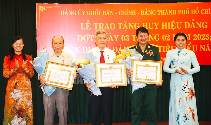 Đồng chí Nguyễn Trần Phượng Trân và đồng chí Nguyễn Thị Kim Dung trao Huy hiệu 40 năm tuổi Đảng cho các đảng viên.