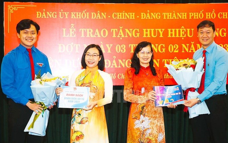 Đảng bộ Khối đón nhận danh sách 774 đoàn viên ưu tú, 1.092 đoàn viên công đoàn ưu tú được các đoàn thể Khối giới thiệu.