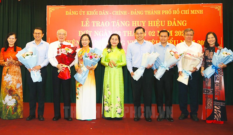 Đồng chí Nguyễn Thị Lệ tặng hoa chúc mừng các đảng viên tiêu biểu được Ban Thường vụ Đảng ủy Khối đề xuất Ban Thường vụ Thành ủy biểu dương.