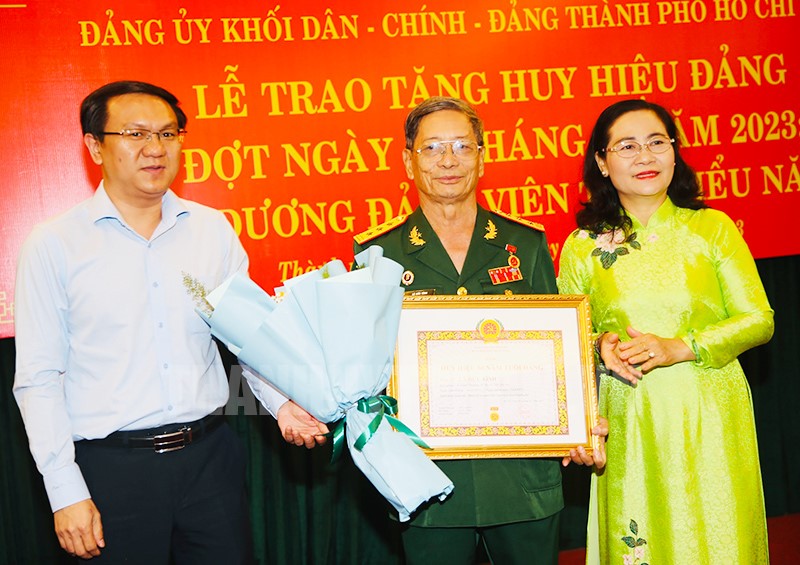 Đồng chí Nguyễn Thị Lệ và đồng chí Lâm Đình Thắng trao Huy hiệu 50 năm tuổi Đảng cho đảng viên Lã Hữu Vĩnh.