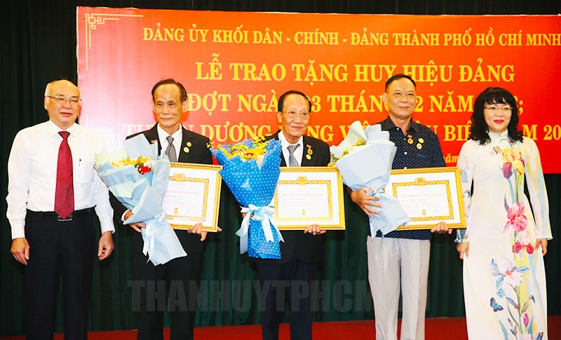 Đồng chí Phan Nguyễn Như Khuê và đồng chí Phạm Thị Hồng Hà trao Huy hiệu 45 năm tuổi Đảng cho các đảng viên.