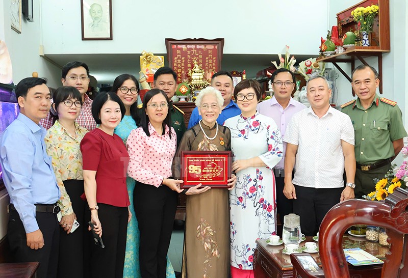 Chủ tịch UNND Quận 5 Trương Minh Kiều (thứ ba từ bên phải) tặng khánh vàng kỷ niệm 95 năm Ngày thành lập Đảng đến đảng viên tiêu biểu