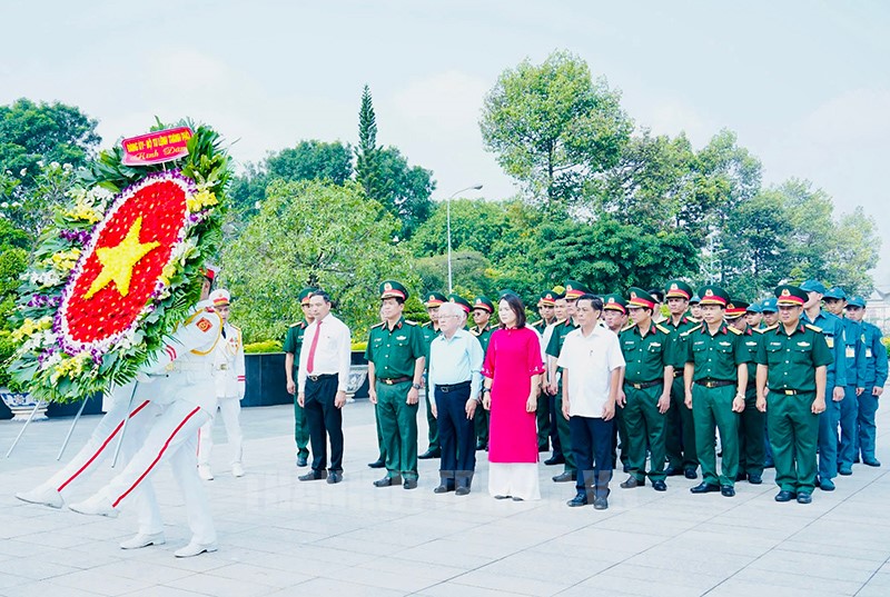 Các đại biểu dâng hoa tưởng niệm các anh hùng liệt sĩ