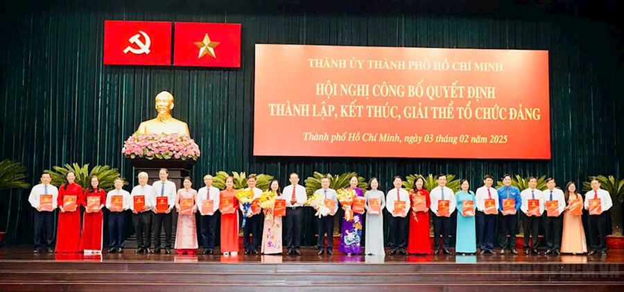 Đồng chí Nguyễn Văn Nên trao quyết định và tặng hoa chúc mừng Ban Chấp hành Đảng bộ các cơ quan Đảng TPHCM