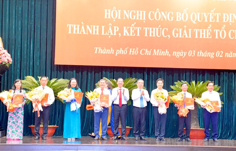 Đồng chí Phan Văn Mãi và đồng chí Nguyễn Phước Lộc trao quyết định đến các tổ chức Đảng giải thể