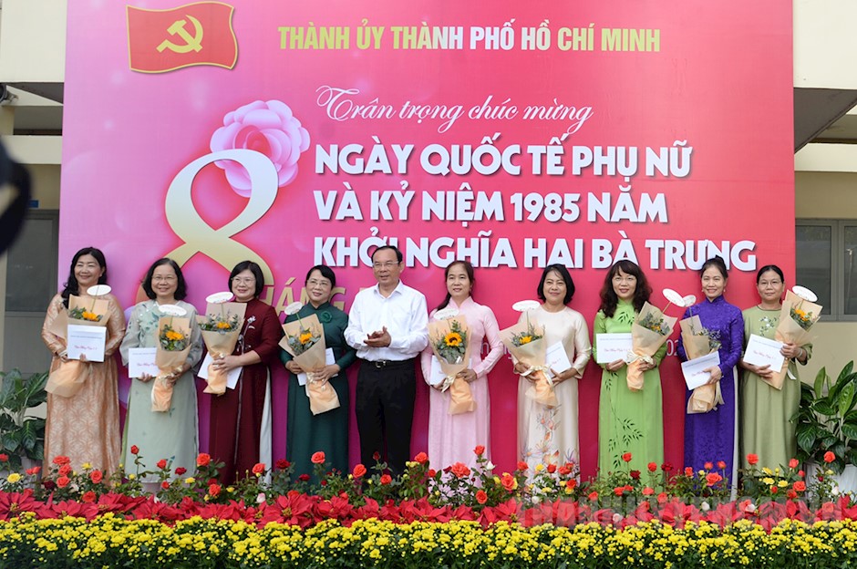 Đồng chí Nguyễn Văn Nên chúc mừng nữ lãnh đạo các cơ quan tham mưu, giúp việc của Thành ủy TPHCM