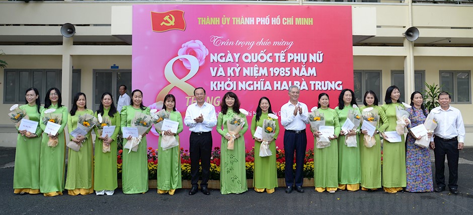 Đồng chí Nguyễn Văn Nên, đồng chí Ngô Minh Châu và lãnh đạo Ban Nội chính Thành ủy chúc mừng nữ cán bộ Ban Nội chính Thành ủy