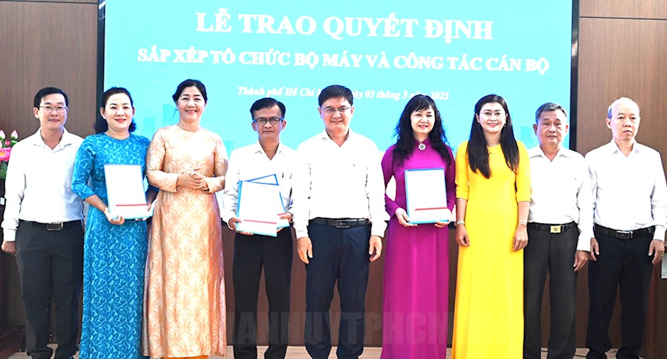 Lãnh đạo Ban Tuyên giáo và Dân vận Thành ủy TPHCM trao quyết định thành lập Phòng Dân vận các cơ quan nhà nước và Dân tộc - Tôn giáo