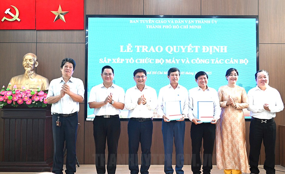 Lãnh đạo Ban Tuyên giáo và Dân vận Thành ủy TPHCM trao quyết định thành lập Phòng Đoàn thể và các hội 