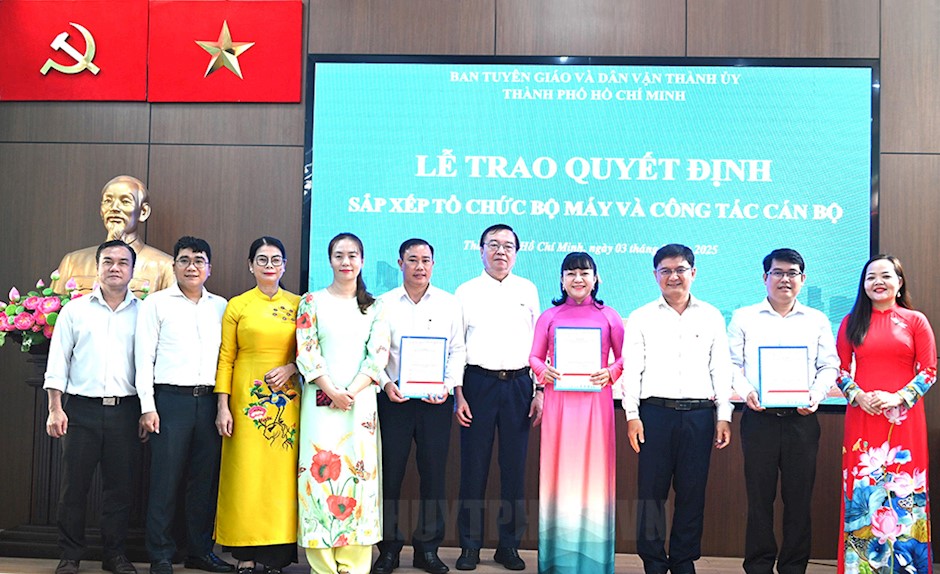 Lãnh đạo Ban Tuyên giáo và Dân vận Thành ủy TPHCM trao quyết định thành lập Phòng Khoa giáo, Văn hoá - Văn nghệ 