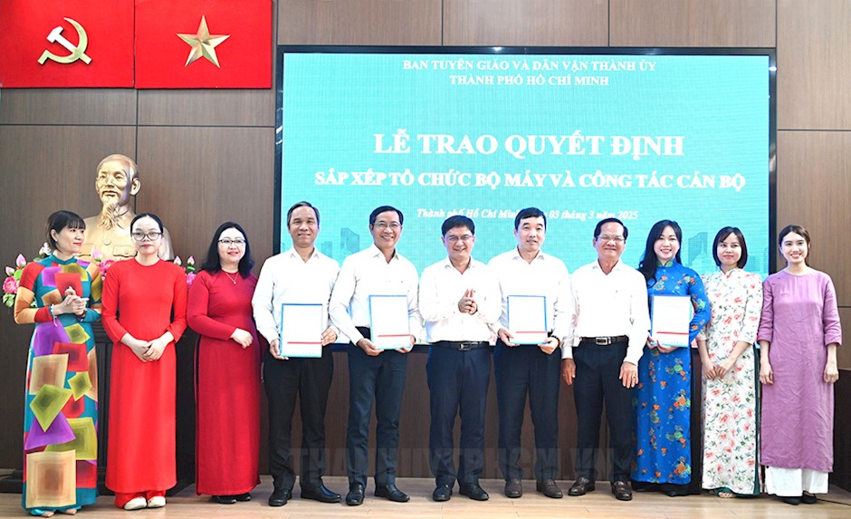 Lãnh đạo Ban Tuyên giáo và Dân vận Thành ủy TPHCM trao quyết định thành lập Phòng Lý luận, chính trị - Lịch sử Đảng 
