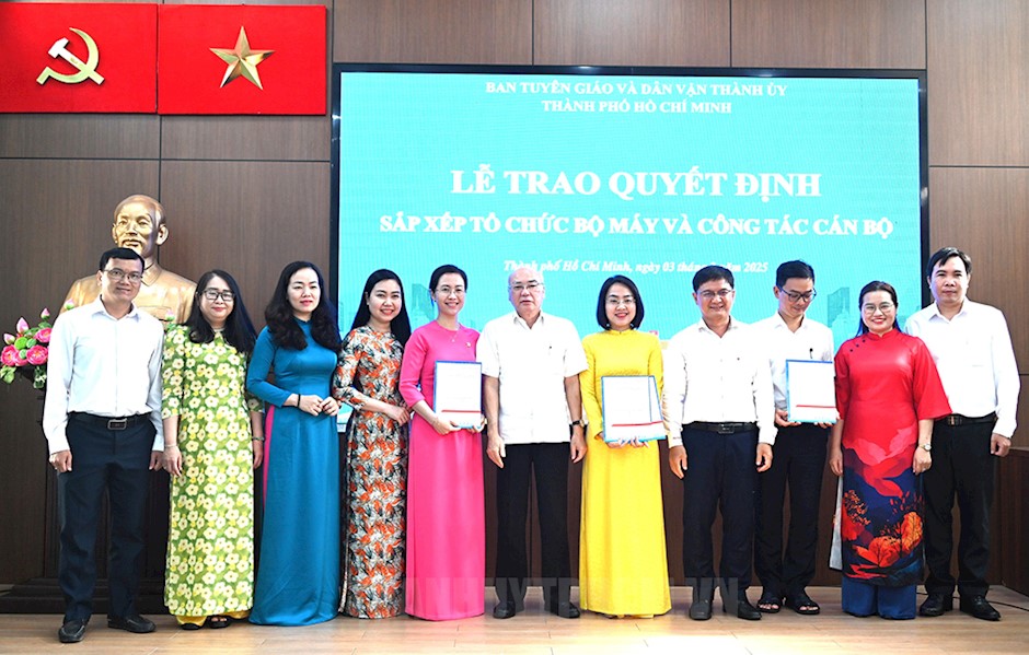 Đồng chí Phan Nguyễn Như Khuê cùng lãnh đạo Ban Tuyên giáo và Dân vận Thành ủy TPHCM trao quyết định thành lập Phòng Thông tin - Tổng hợp - Dư luận xã hội 