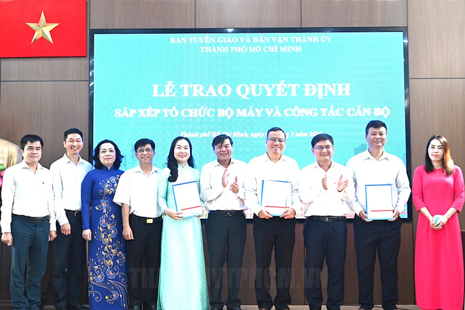 Lãnh đạo Ban Tuyên giáo và Dân vận Thành ủy TPHCM trao quyết định thành lập Phòng Tuyên truyền, Báo chí - Xuất bản 