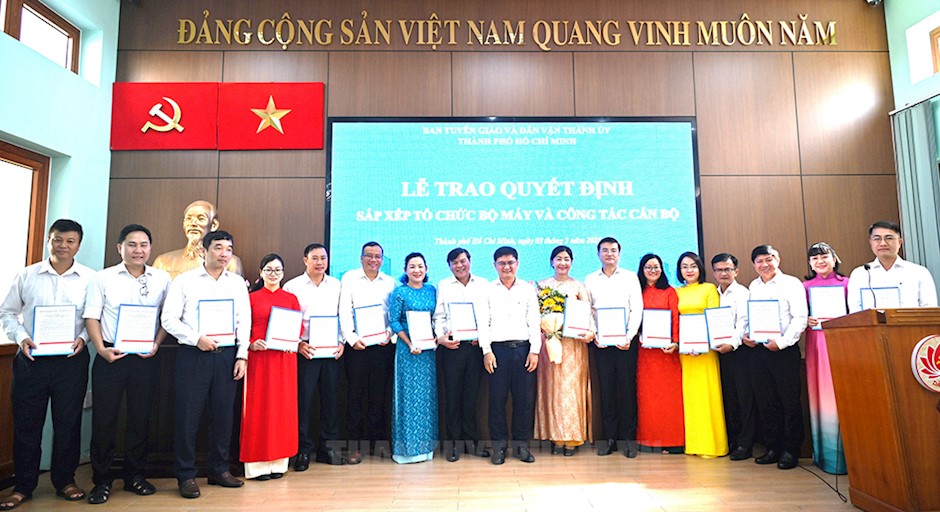 Ban Thường vụ Đảng ủy các cơ quan Đảng TPHCM trao quyết định Ban Chấp hành, Ban Thường vụ Đảng ủy, Bí thư, Phó Bí thư Đảng ủy, Ủy ban Kiểm tra, Chủ nhiệm, Phó Chủ nhiệm Ủy ban Kiểm tra Đảng ủy Cơ quan Ban Tuyên giáo và Dân vận Thành ủy TPHCM