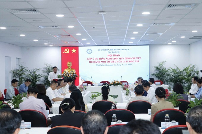 Tổng Biên tập Báo Tuổi Trẻ Lê Thế Chữ phát biểu tại hội thảo