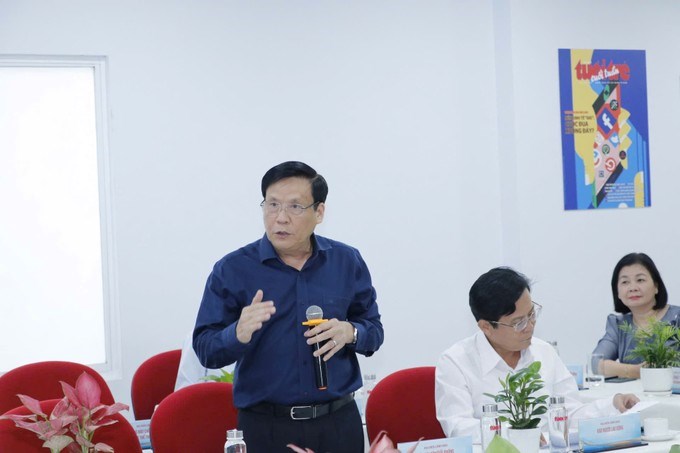 Phó Tổng Biên tập Báo Sài Gòn Giải Phóng Nguyễn Ngọc Anh phát biểu tại hội thảo