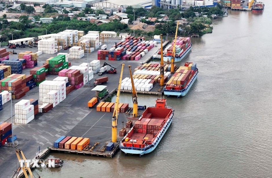 Hoạt động xếp dỡ container cảng SOWATCO Long B&igrave;nh (phường Long B&igrave;nh) thuộc hệ thống Cảng biển Th&agrave;nh phố Hồ Ch&iacute; Minh. (Ảnh: Hồng Đạt/TTXVN)