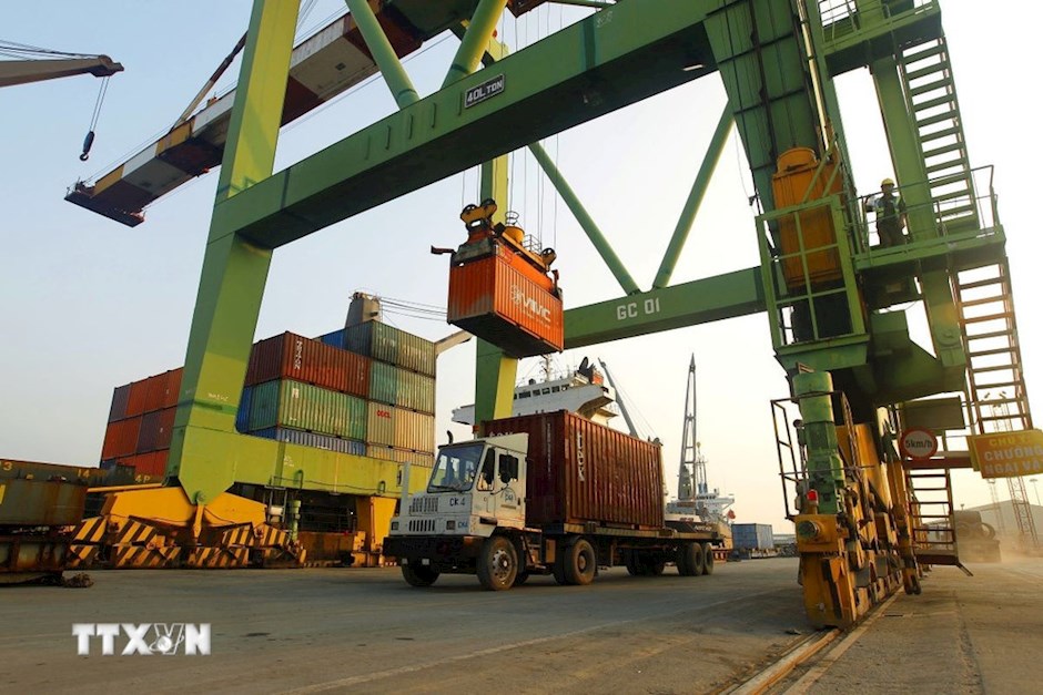 Hoạt động giao nhận h&agrave;ng diễn ra nhịp nh&agrave;ng tr&ecirc;n cảng S&agrave;i G&ograve;n-T&acirc;n Thuận. (Ảnh: Thanh Vũ/TTXVN)