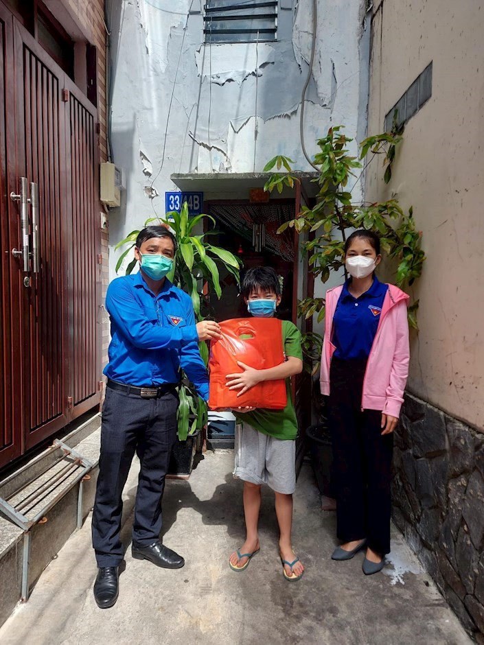 Đoàn Thanh niên trao những phần quà cho các em nhỏ trên địa bàn quận nhân Ngày quốc tế thiếu nhi 1/6