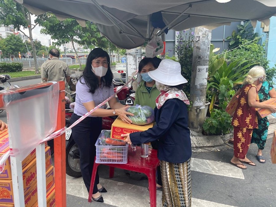 Trao tặng nhu yếu phẩm cho người dân Phường 7