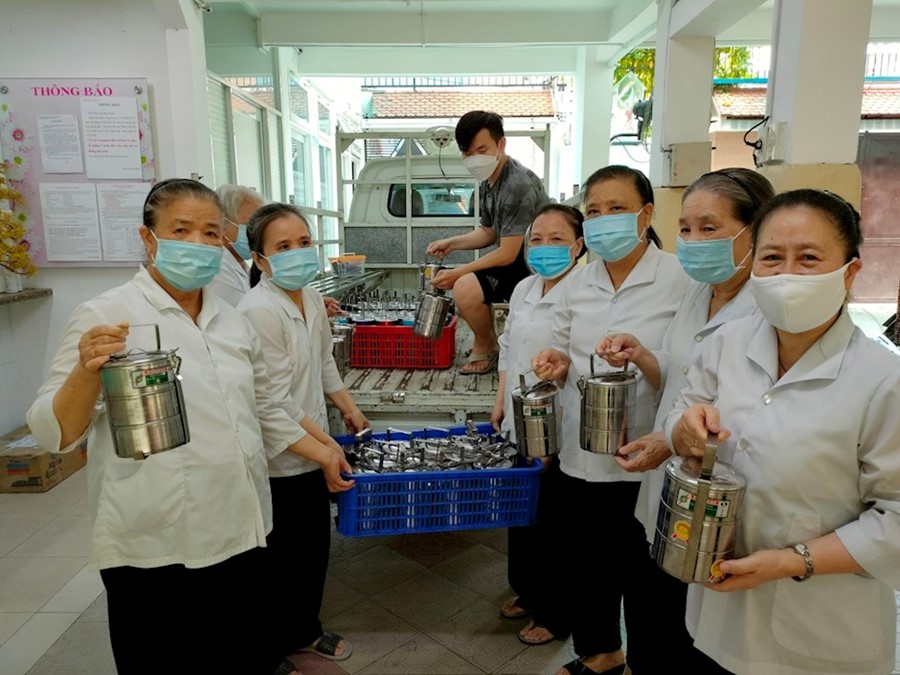 Các sơ Dòng Nữ tỳ chúa Giêsu linh mục tự tay chuẩn bị những phần cơm đủ dinh dưỡng, đảm bảo an toàn thực phẩm và đến từng chốt trực để trao cho lực lượng phòng chống dịch tại khu phố 1, 2, 4, Phường 5