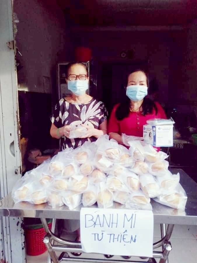 Bánh mỳ từ thiện trong mùa dịch...