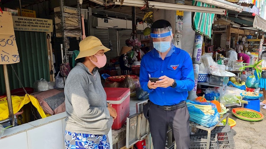 Đoàn Thanh niên – Hội Liên hiệp Thanh niên quận và 13 phường phát hướng dẫn, hỗ trợ người dân khai báo y tế trên nền tảng website tokhaiy te.vn, ứng dụng bluezone,…