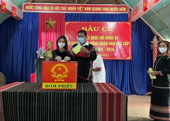 Cử tri buôn Ako Dhong, phường Tân Lợi, thành phố Buôn Ma Thuột bỏ phiếu bầu cử. (Ảnh: Bình Định)