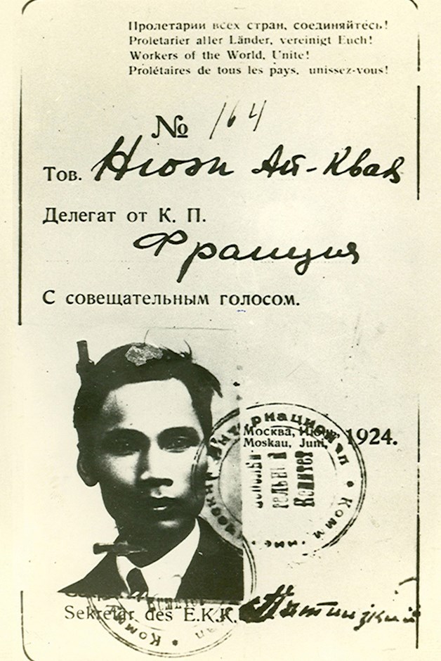 Thẻ đại biểu tư vấn Đại hội V Quốc tế Cộng sản của đồng chí Nguyễn Ái Quốc năm 1924. (Nguồn: Bảo tàng Hồ Chí Minh - chi nhánh Thành phố Hồ Chí Minh)