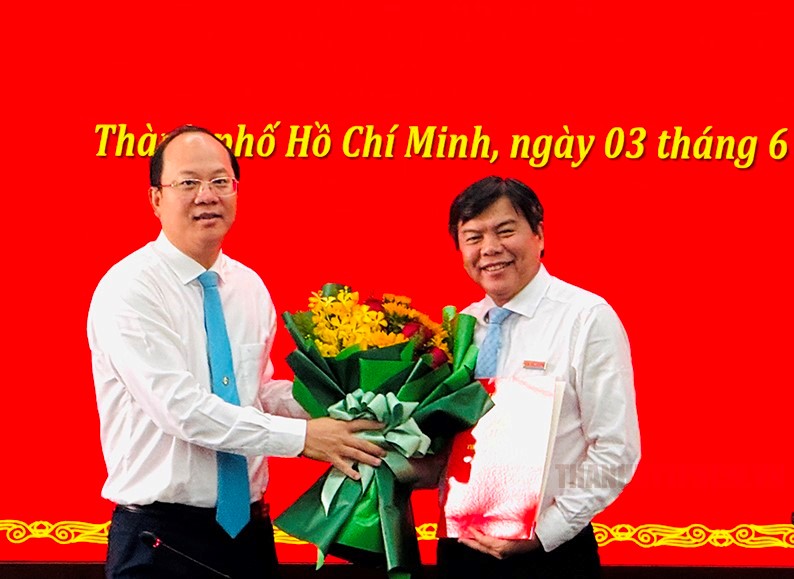 Đồng chí Nguyễn Hồ Hải tặng hoa chúc mừng đồng chí Tăng Hữu Phong