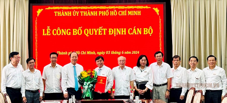 Đồng chí Nguyễn Hồ Hải cùng lãnh đạo Ban Tuyên giáo Thành ủy TPHCM và Báo SGGP tặng hoa chúc mừng đồng chí Tăng Hữu Phong