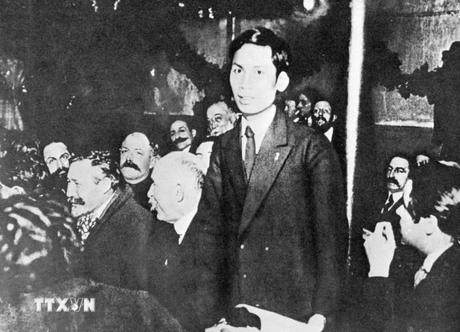 Từ ngày 25-30/12/1920, chàng thanh niên yêu nước Nguyễn Ái Quốc (tên của Chủ tịch Hồ Chí Minh trong thời gian hoạt động cách mạng ở Pháp) tham dự Đại hội lần thứ 18 Đảng Xã hội Pháp ở thành phố Tours với tư cách đại biểu Đông Dương. Nguyễn Ái Quốc ủng hộ Luận cương của Lenin về vấn đề dân tộc và thuộc địa; tán thành việc thành lập Đảng Cộng sản Pháp và trở thành một trong những người sáng lập Đảng Cộng sản Pháp, và cũng là người Cộng sản đầu tiên của dân tộc Việt Nam. (Ảnh: TTXVN)