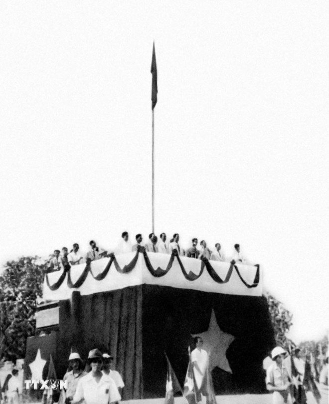 Ngày 2/9/1945, tại Quảng trường Ba Đình - Hà Nội, Chủ tịch Hồ Chí Minh đọc “Tuyên ngôn Độc lập”, tuyên bố sự ra đời của nước Việt Nam Dân chủ Cộng hòa. (Ảnh: TTXVN)
