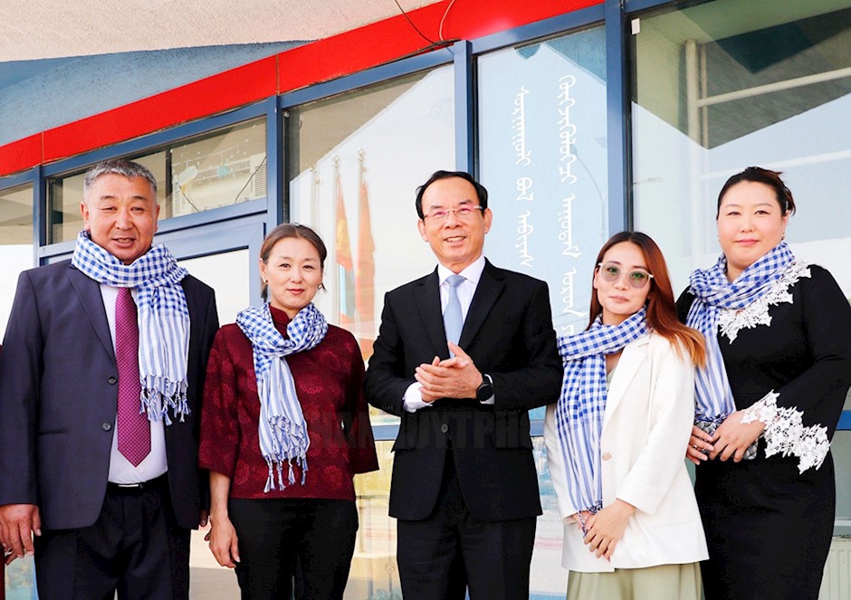 Đồng chí Nguyễn Văn Nên tặng quà lưu niệm đến lãnh đạo Trường Hồ Chí Minh.
