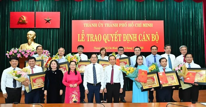 Thường trực Thành ủy TPHCM tặng hoa và quà lưu niệm đến các đồng chí nghỉ hưu trước tuổi. (Ảnh: SGGP)