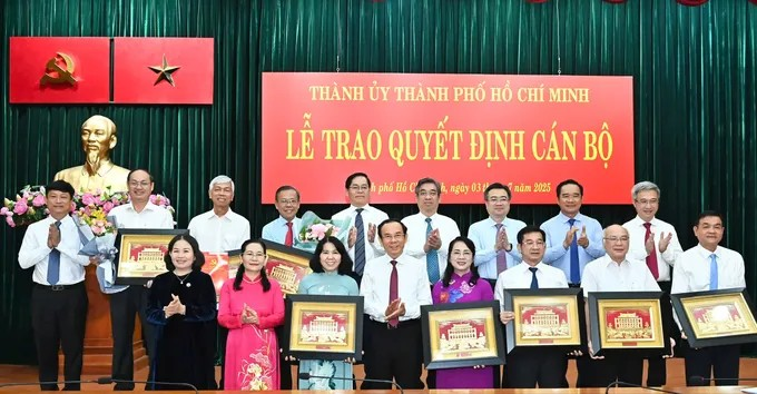 Thường trực Thành ủy TPHCM tặng hoa và quà lưu niệm đến các đồng chí nghỉ hưu trước tuổi. (Ảnh: SGGP)