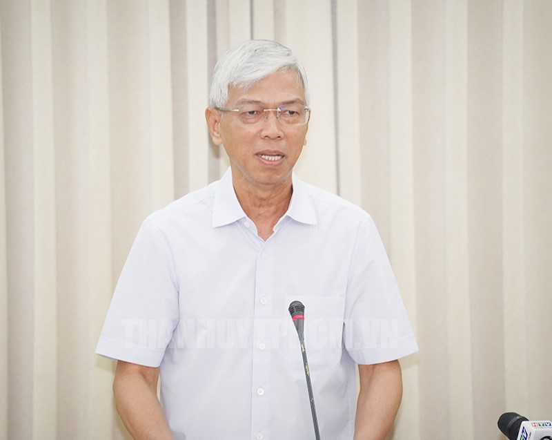 Đồng chí Võ Văn Hoan phát biểu tại phiên họp.