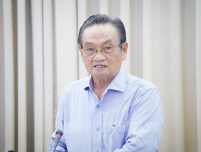 Tiến sĩ Trần Du Lịch phát biểu tại phiên họp