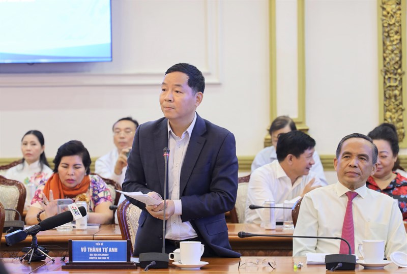 Tiến sĩ Vũ Thành Tự Anh phát biểu ý kiến tại buổi tọa đàm. (Ảnh: TTBC)