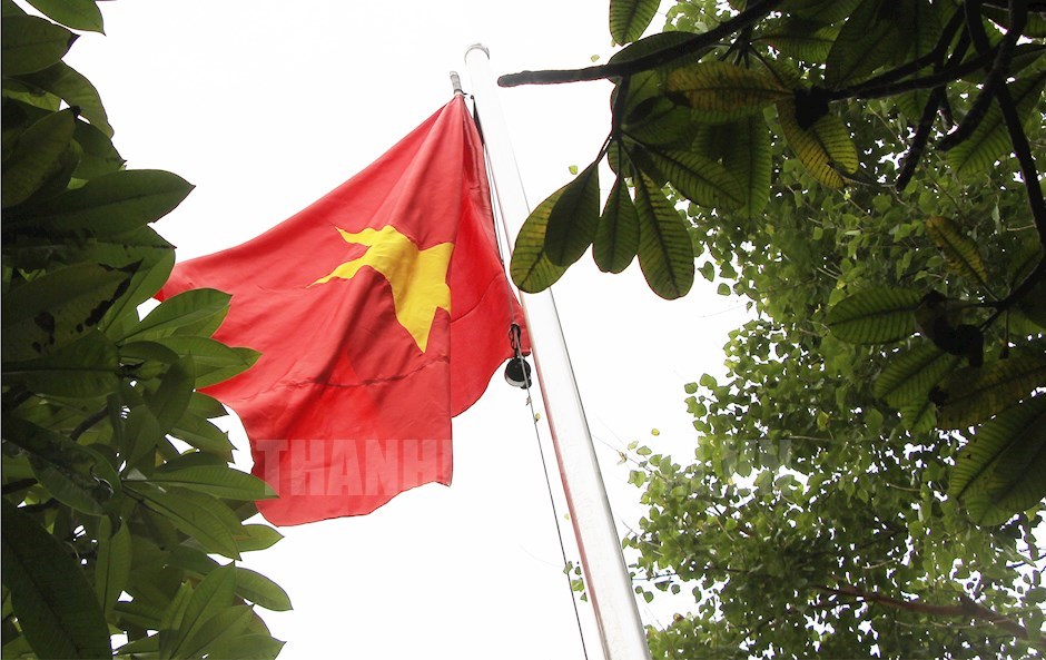 Treo cờ Tổ quốc tại chùa: Trong các ngày lễ lớn, các chùa đều treo cờ Tổ quốc bày tỏ lòng tự hào và tôn kính đối với thiên thời và địa lợi của quốc gia. Nhìn thấy lá cờ Tổ quốc được treo tại các chùa, du khách sẽ cảm nhận được sự trang trọng, uy nghi và tình yêu đối với đất nước của người Việt Nam.